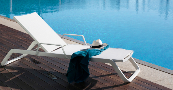 Tumbonas y mobiliario refrescante para tu piscina y terraza